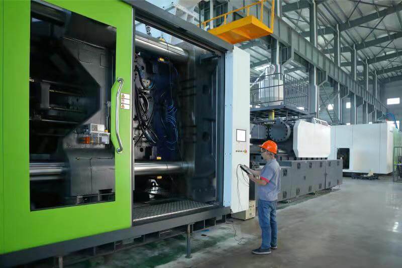 DKM injection molding machine